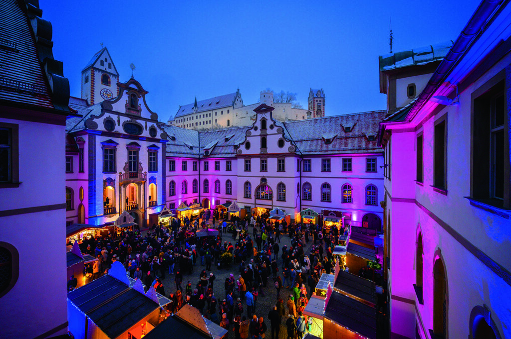 Weihnachtsmarkt Füssen im Innenhof von Kloster St. Mang